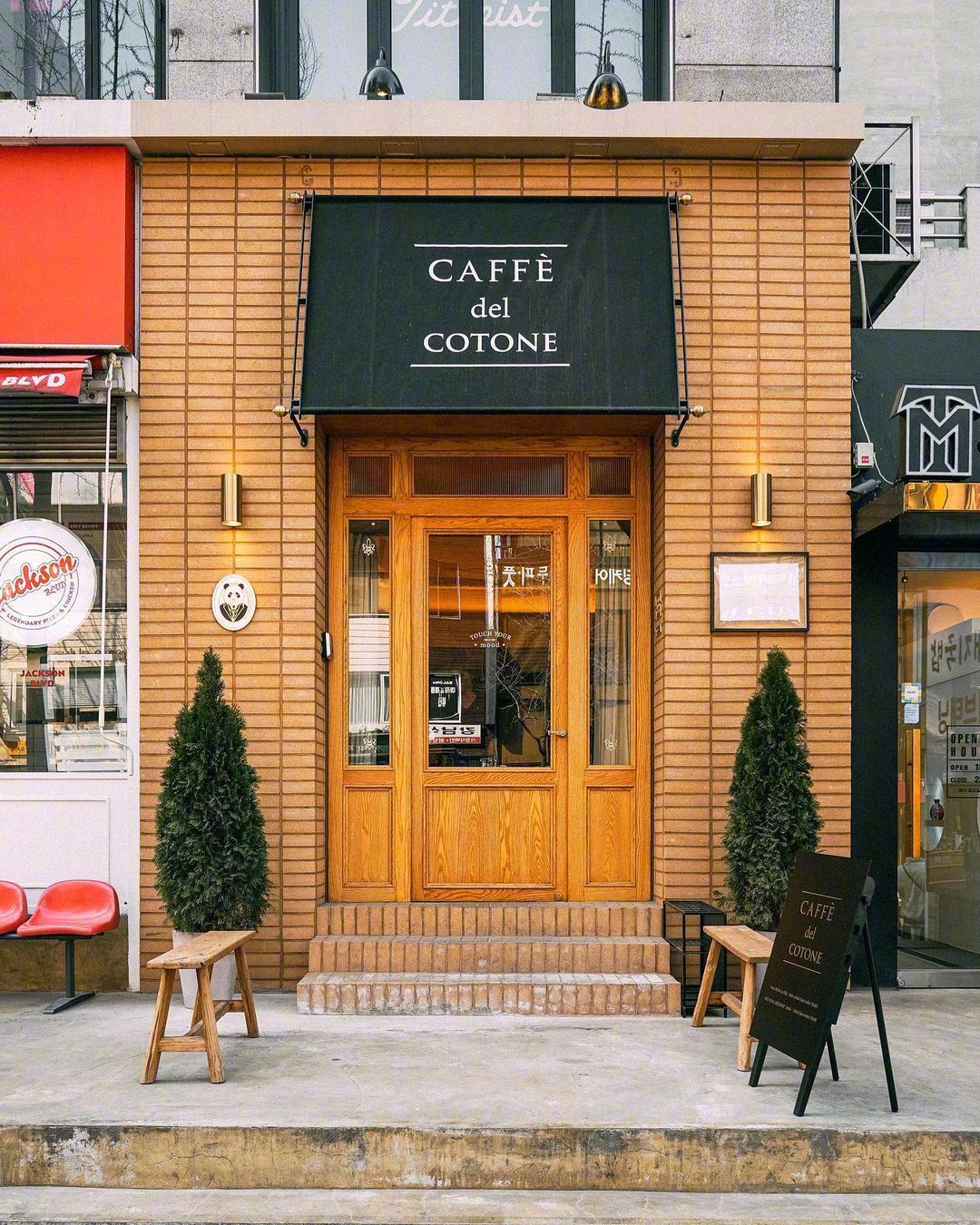 街边独特的咖啡店，让人看了想进去品尝一杯