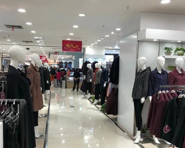 寧波一個70年的老商場,雖不復(fù)當(dāng)年的光彩,但卻有滿滿的溫情