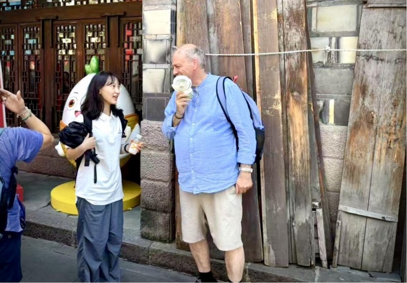 工行志愿者韩玉婷正在为外籍游客提供帮助。杨珊珊摄
