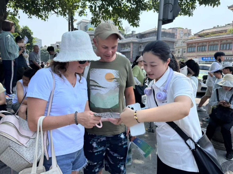 工行志愿者陈美君正在为外籍游客介绍成都热门景点。杨珊珊摄