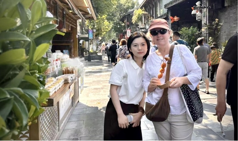 工行志愿者那安妮与外籍游客合影留念。杨珊珊摄