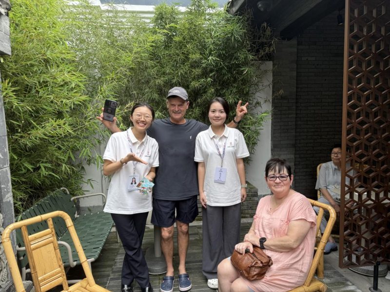 工行世运会外籍来华人员志愿服务小分队为游客提供金融服务。陈沁雯供图