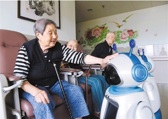 智能养老机器人，赋能养老新格局_怡美工业设计公司
