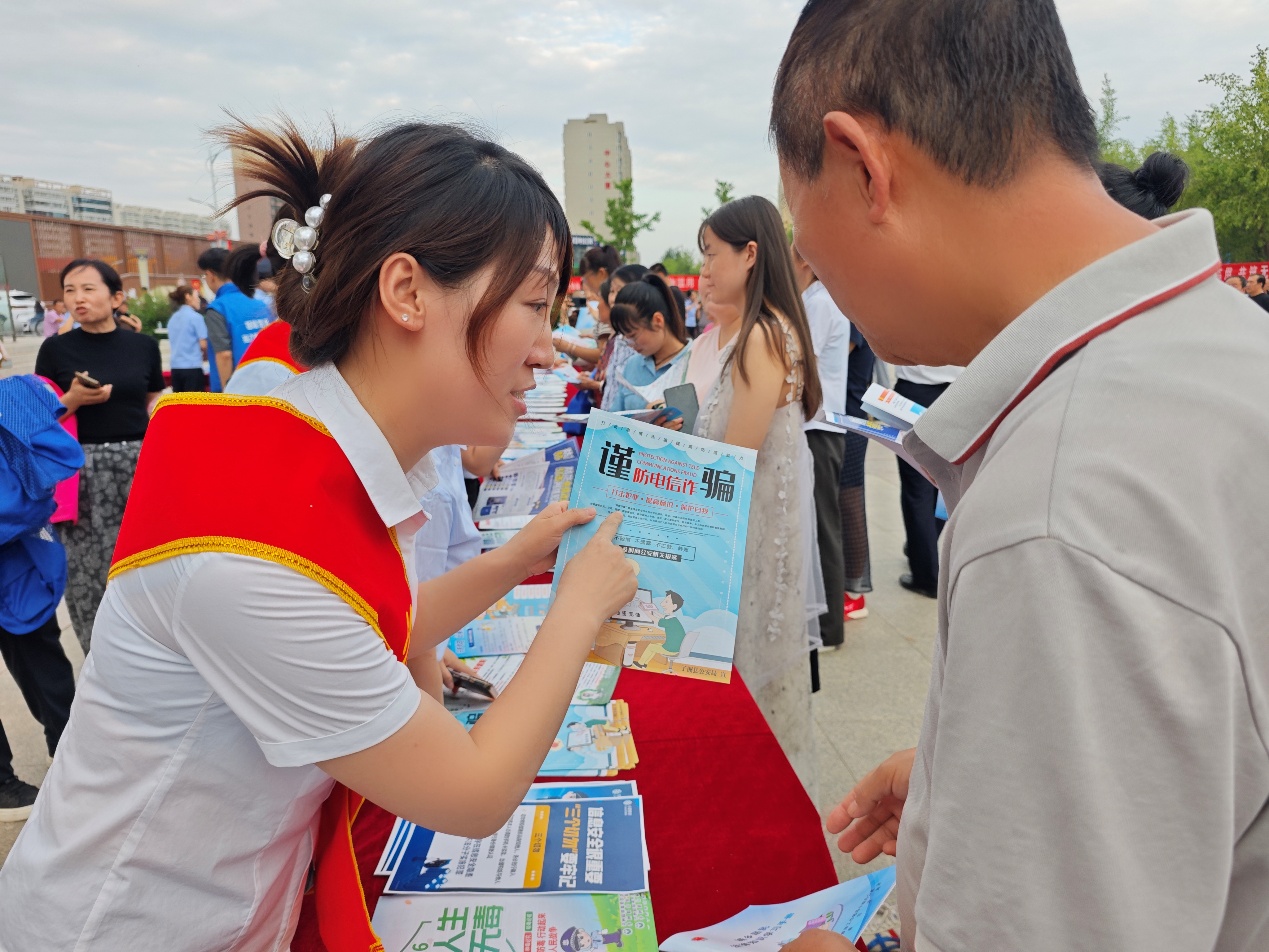 小孩站在人群中打電話

AI 生成的內(nèi)容可能不正確。