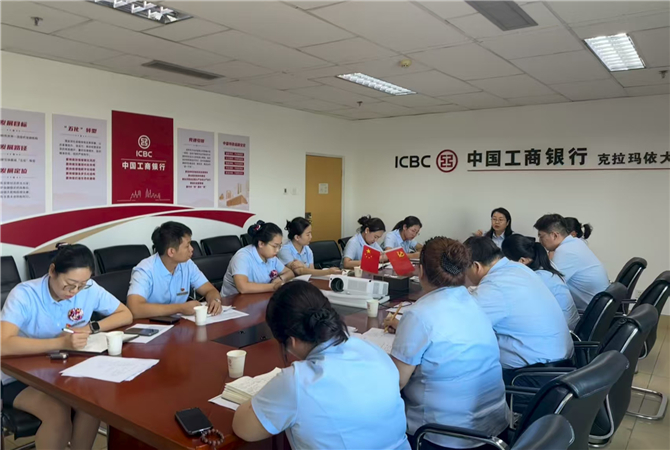 20250826工商銀行克拉瑪依大十字支行：傾力護航“開學(xué)季” 金融服務(wù)進校園1