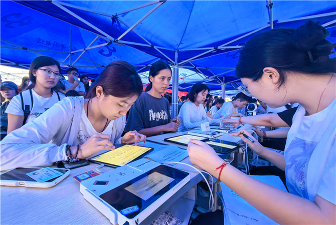 20250826工商銀行克拉瑪依大十字支行：傾力護航“開學(xué)季” 金融服務(wù)進校園6