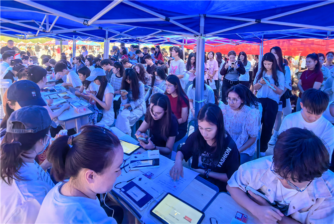 20250826工商銀行克拉瑪依大十字支行：傾力護航“開學(xué)季” 金融服務(wù)進校園5