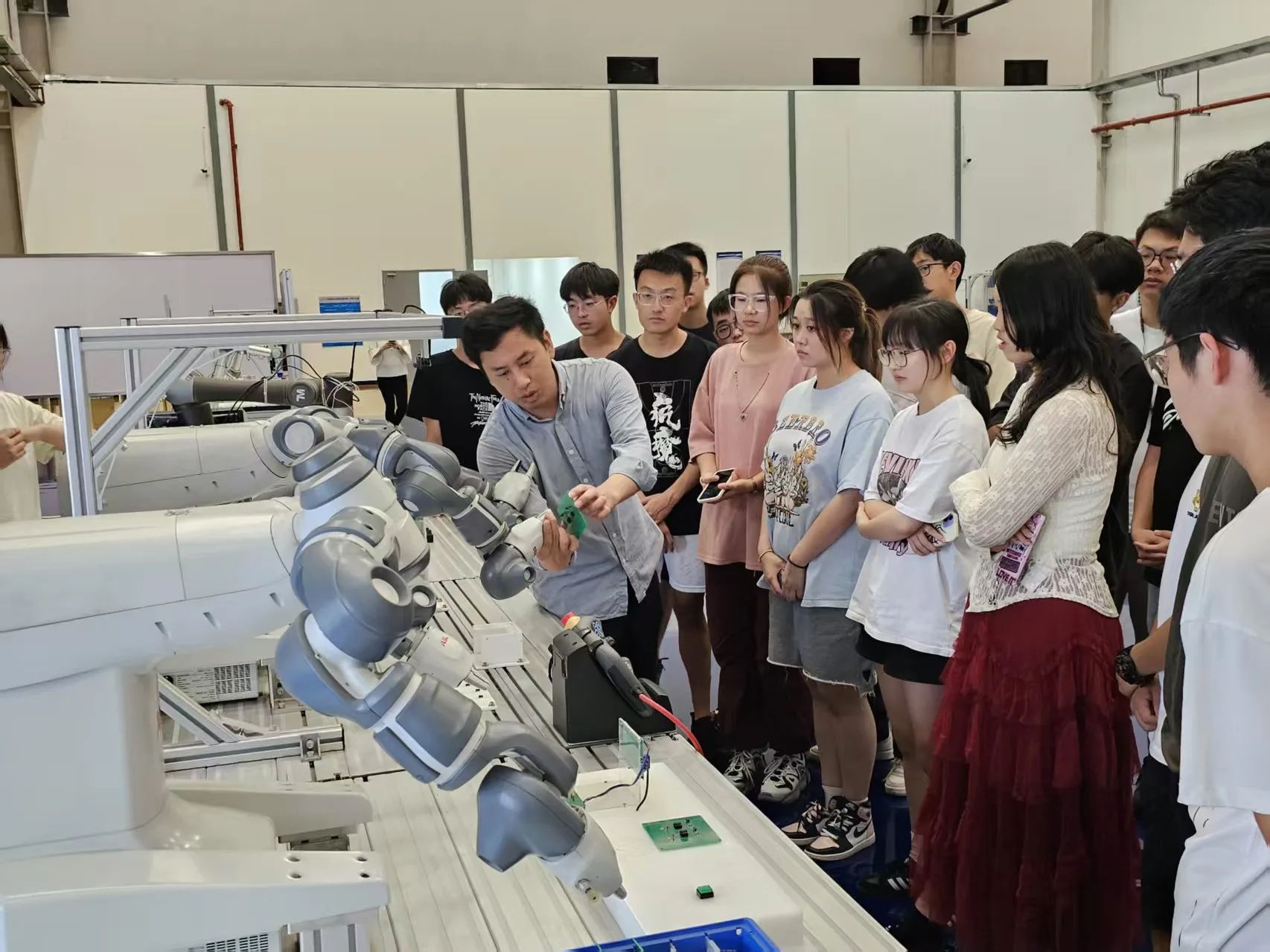 《上海教育》 上海电力大学：以“AI+能源电力”人才培养新模式，赋能临港新片区人工智能产业需求 | 人工智能赋能高等教育