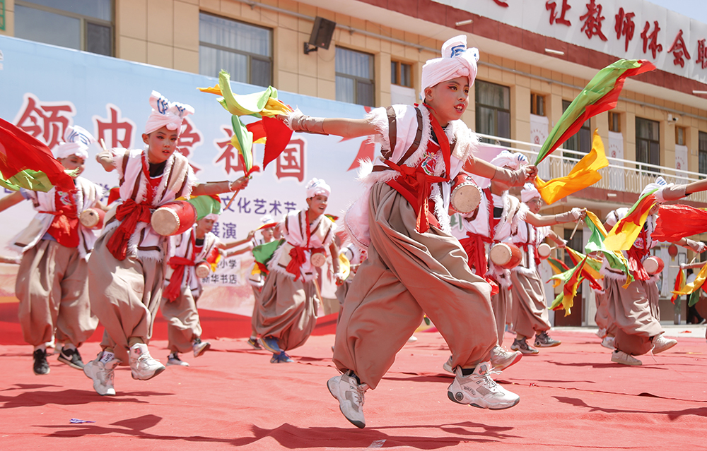 小學生表演　王學凱攝