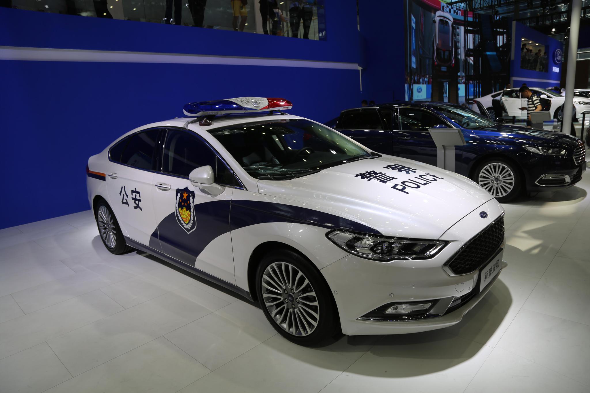 實拍福特-新蒙迪歐警車，中美兩國警察最愛的執勤車之一！-新浪汽車