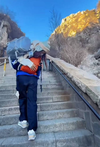 “小伙陪爬泰山”引熱議 當事人：最多一天爬3趟，膝蓋磨損大已考慮退出-重慶日報