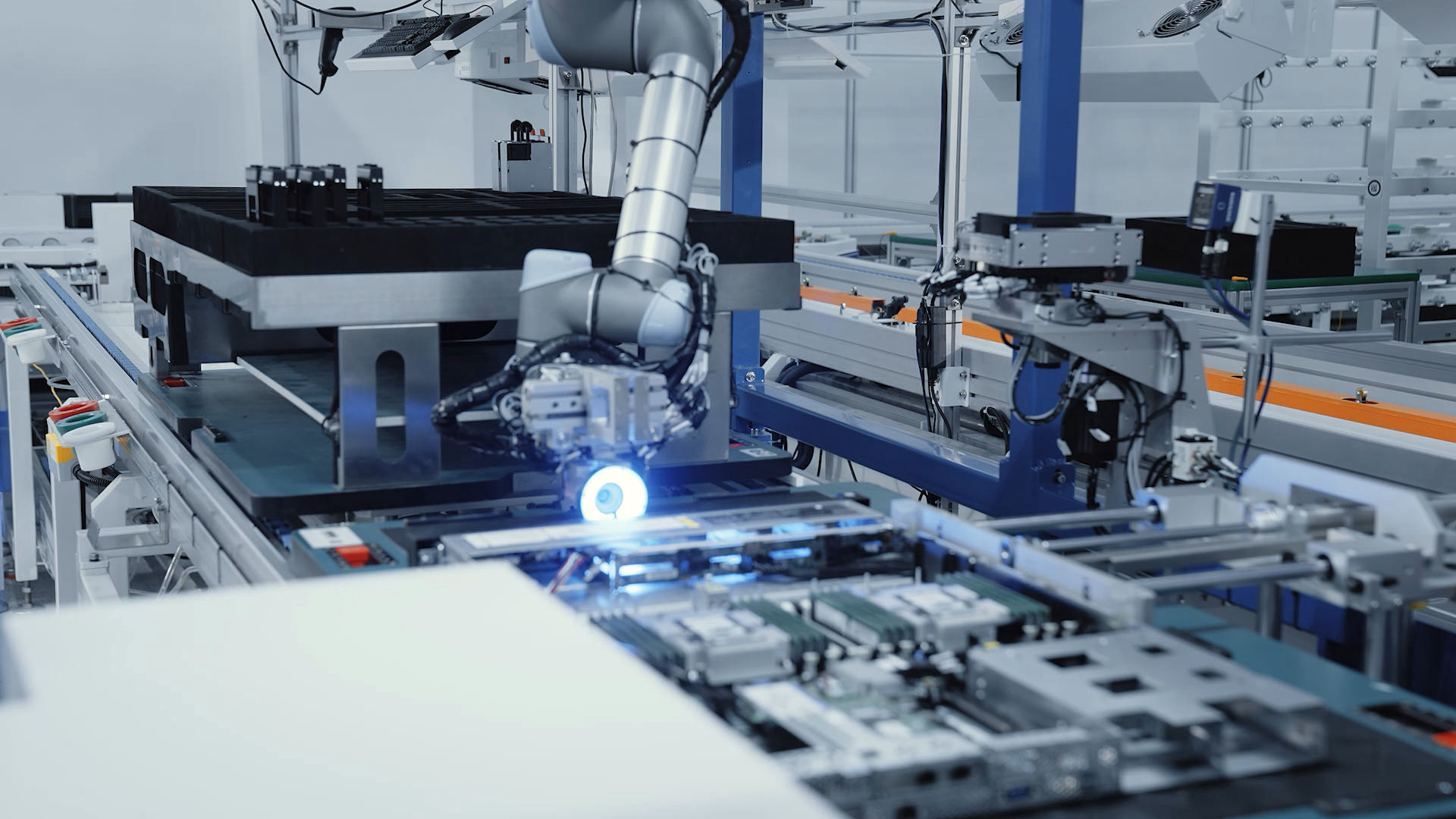 自动化率达60%、助力上下游企业数字化转型,联想南方基地规模投产带动深圳先进制造跃迁_凤凰网