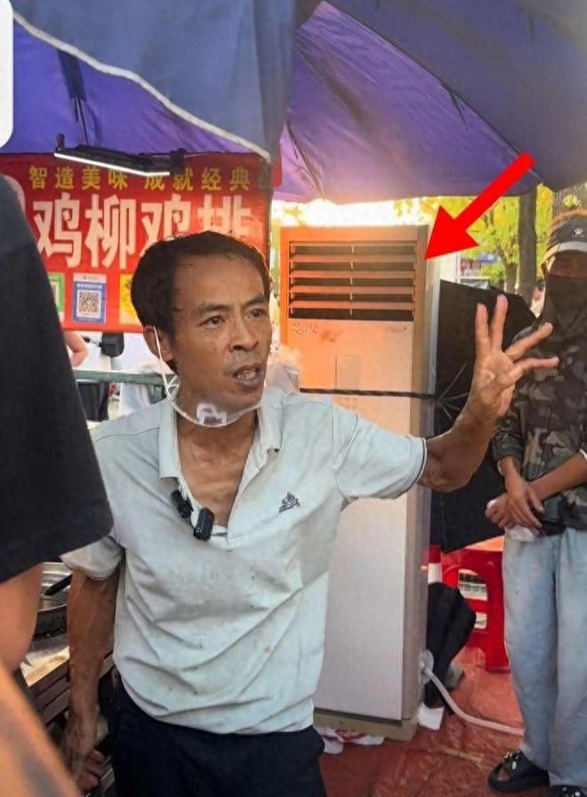 這年頭，街邊小吃店和網(wǎng)紅餐館，更新迭代快得讓人眼花繚亂。前腳剛刷到哪個(gè)美食博主推薦的“神仙小吃”，后腳可能就已經(jīng)關(guān)門大吉。這餐飲市場(chǎng)真真是“你方唱罷我登場(chǎng)”，熱鬧是真熱鬧，但能站穩(wěn)腳跟的，鳳毛麟角。 可就在這一片喧囂中，有個(gè)人卻悄悄把生意做