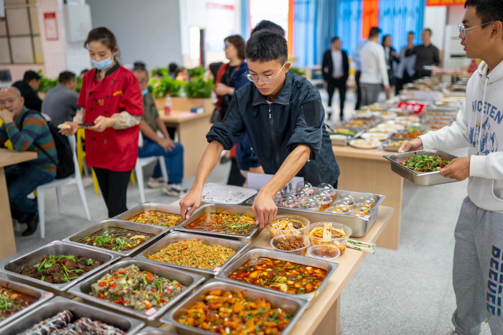 “舌尖上的盛宴”——学校举行第二届校园美食节_学院新闻_湖南交通工程学院