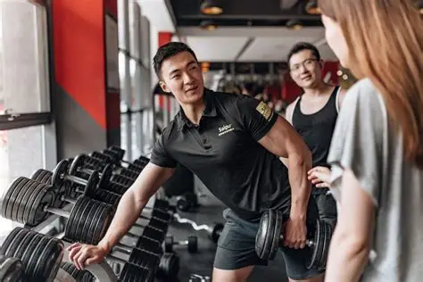 年輕女子在教練指導(dǎo)下健身運(yùn)動(dòng)高清圖片下載-正版圖片500913467-攝圖網(wǎng)