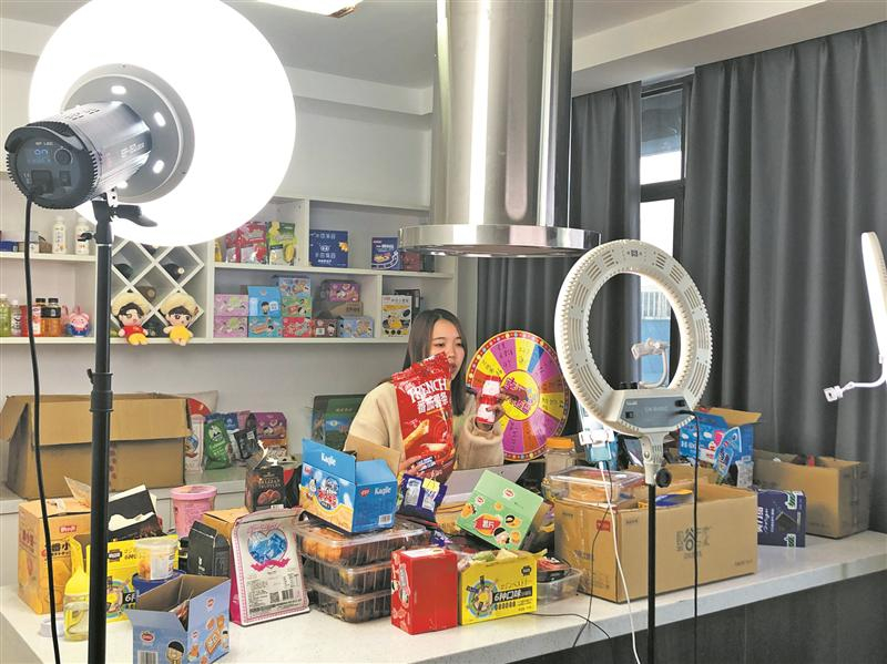 “專業(yè)的人”助力傳統(tǒng)商戶直播賣貨 “短短10分鐘,賣了上千單”