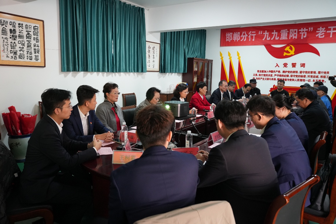 一群人正在聽演講

AI 生成的內(nèi)容可能不正確。