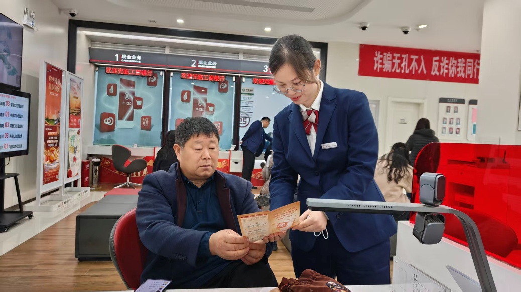 男人的照片上寫著字

AI 生成的內容可能不正確。