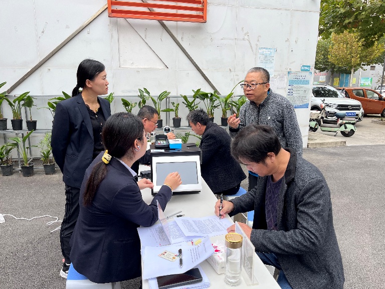 圖片包含 人, 戶外, 男人, 建筑

AI 生成的內容可能不正確。