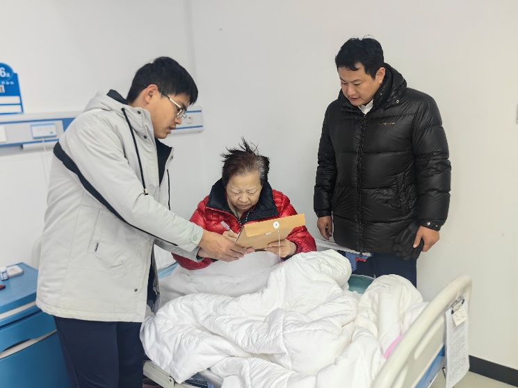 圖片包含 人, 室內, 男人, 女人

AI 生成的內容可能不正確。