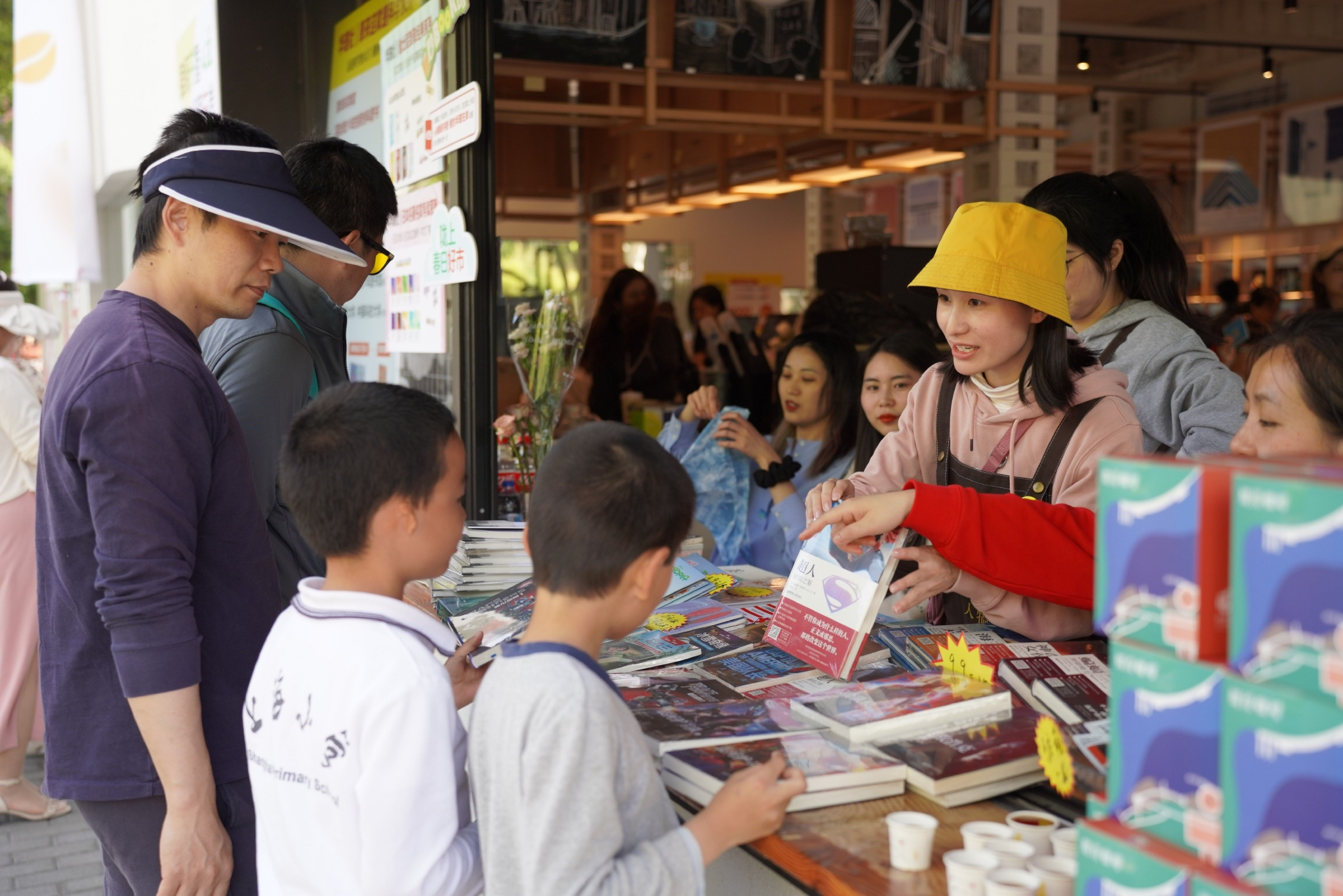 华东理工出版社在世界读书日期间办了个创意市集_手机新浪网