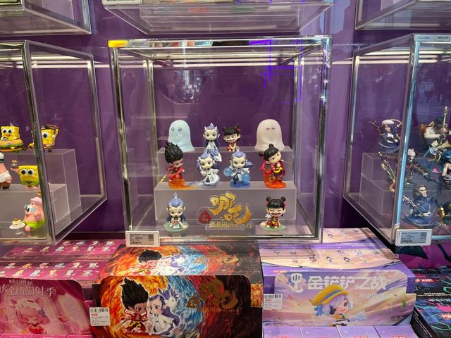 北京一家泡泡瑪特門店里陳列的哪吒系列手辦。新華社記者陽娜 攝