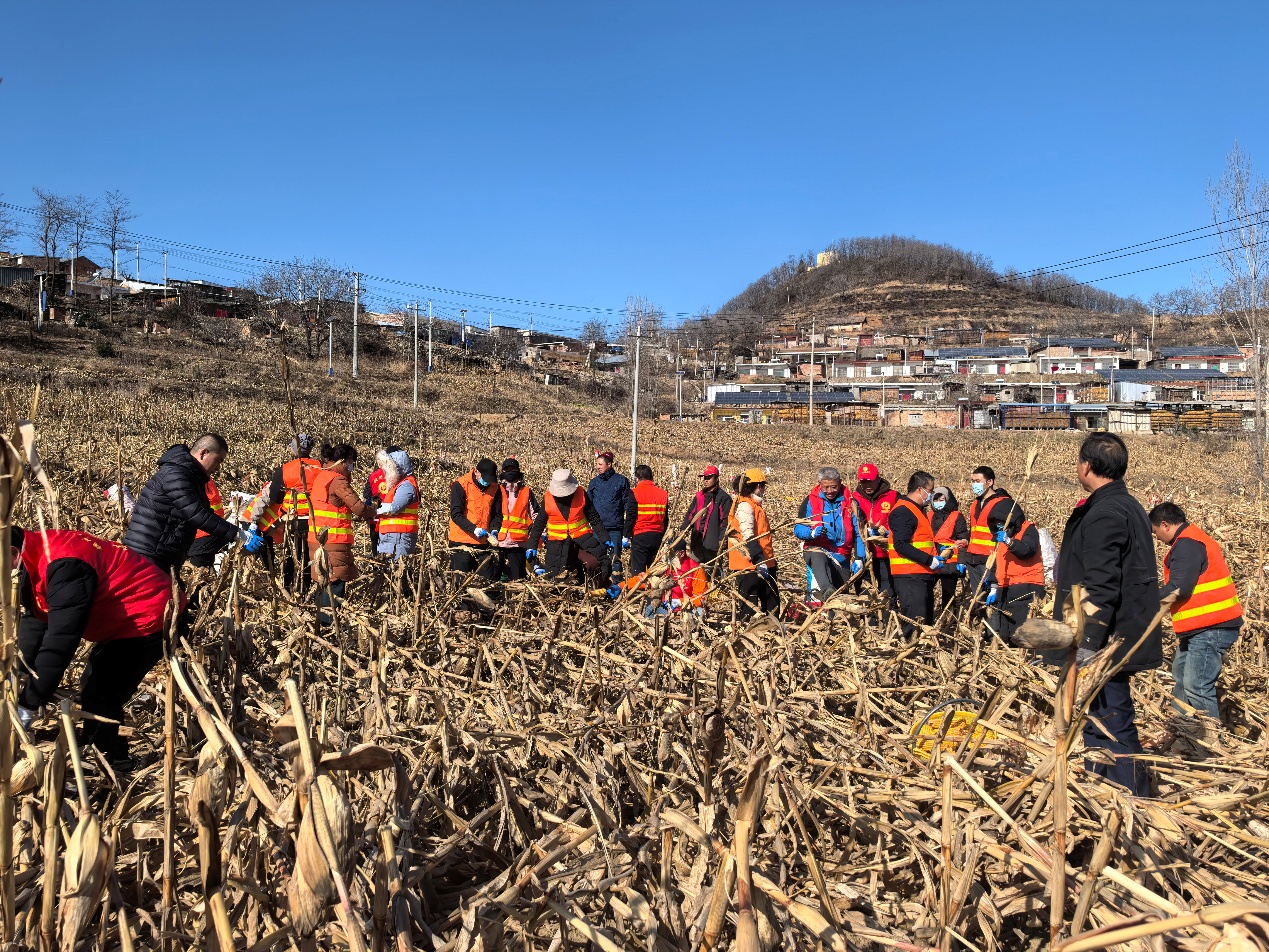 一群人站在草地上

AI 生成的内容可能不正确。