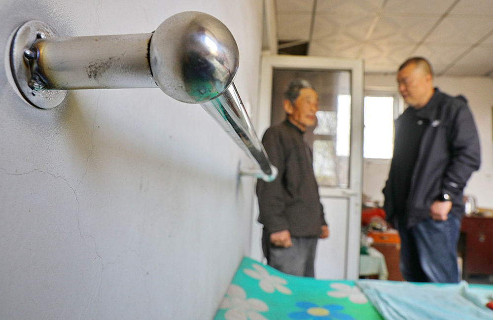 2025年4月7日,河北省秦皇岛市海港区一处村民家中安装了适老化改造设施。视觉中国 资料图