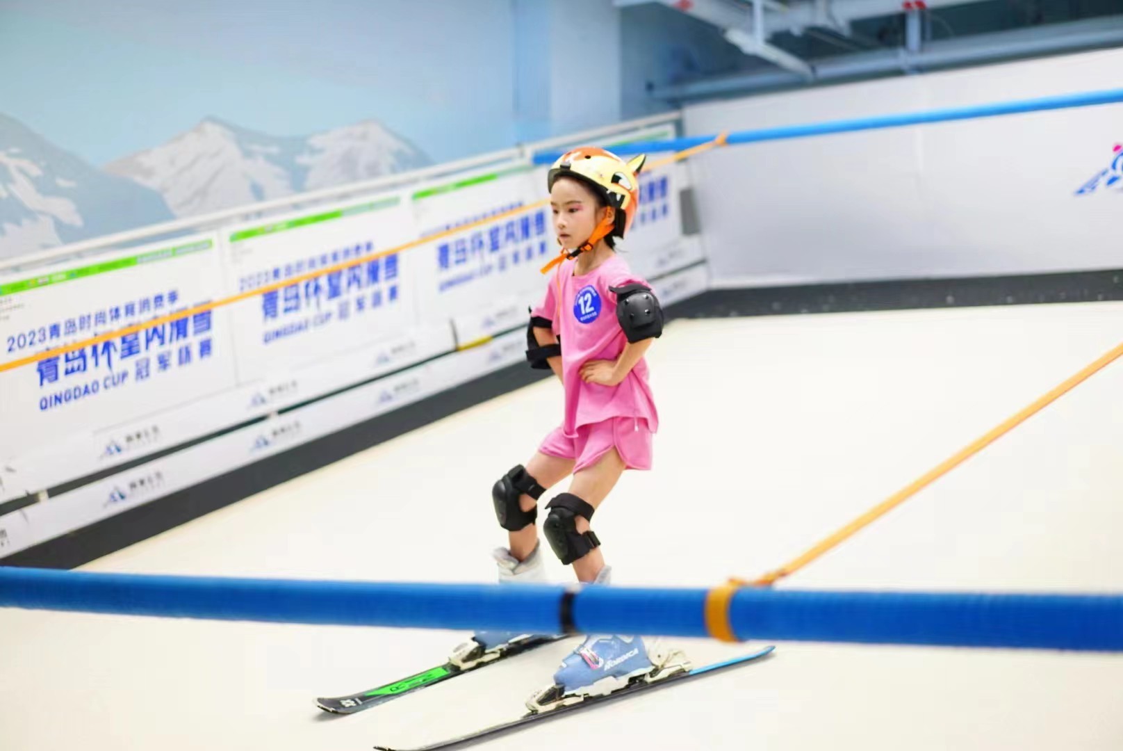 家门口体验酷炫“雪上飞”！“青岛杯”室内滑雪冠军杯赛掀起“冰雪热”凤凰网青岛_凤凰网