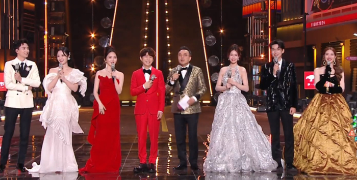 湖南跨年晚会主持人状态堪忧，何炅比汪涵都老了，沈梦辰脸又变了|跨年晚会|何炅|湖南台_新浪新闻