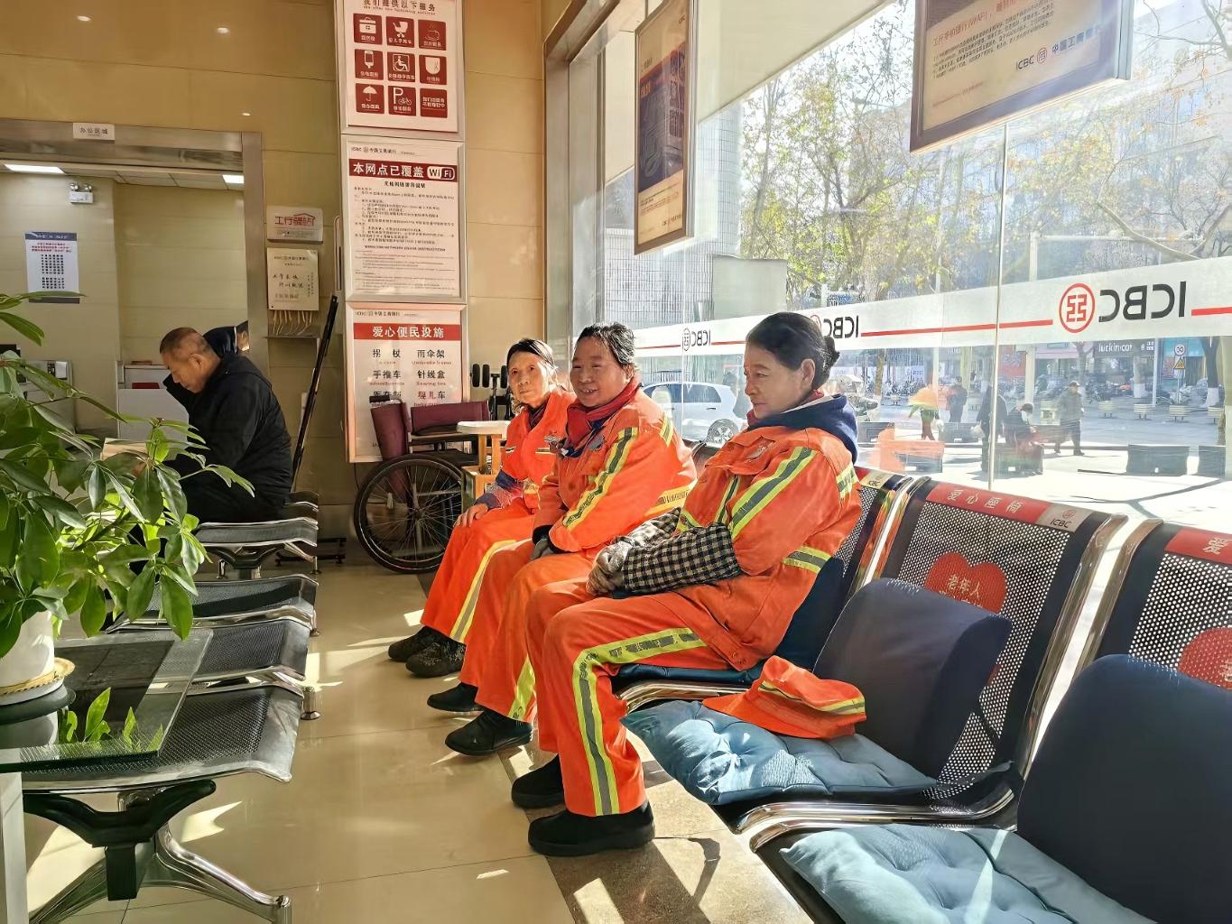 2hiJzNS0d2AUnXovKafBmF