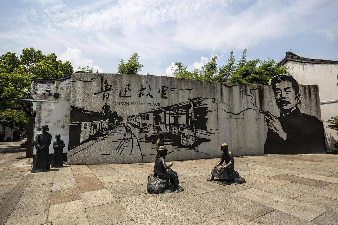 “鲁迅夹烟”被投诉!鲁迅故里景区回复:不会因个别观点改变景墙