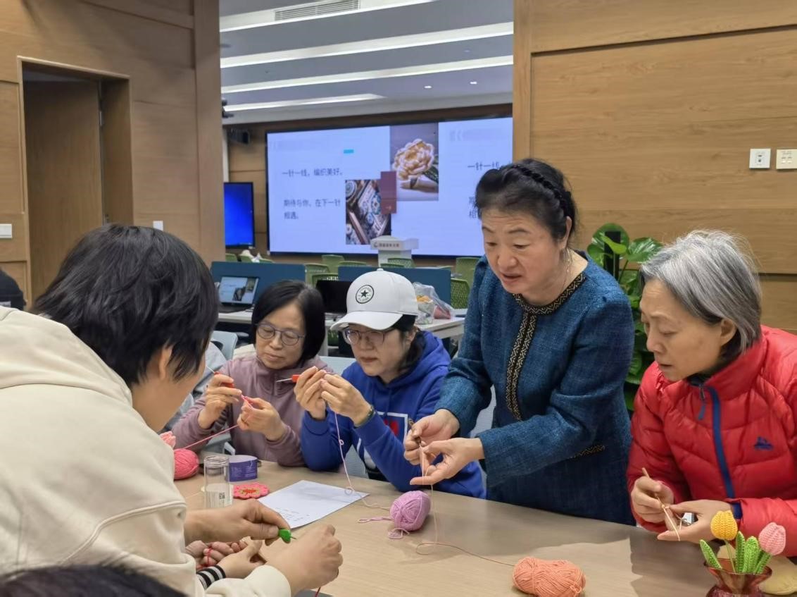 赵娟（右二）与同学们一起交流钩织技巧。受访者供图