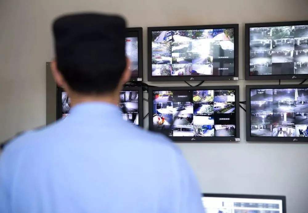 如何在监控视频中快速找到犯罪嫌疑人？破案黑科技来了！_搜索