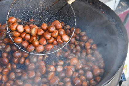满街飘香热气腾腾的糖炒栗子