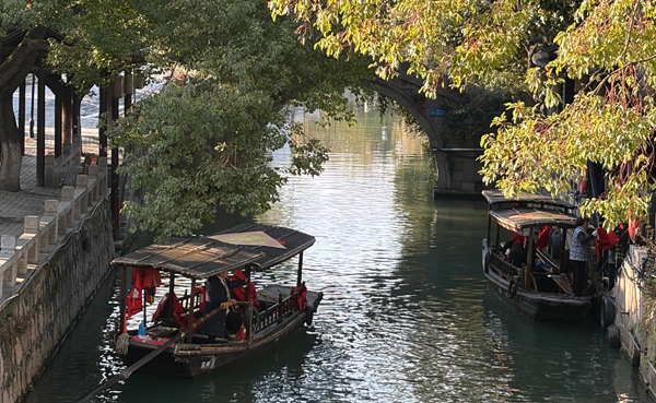 游客乘船在江苏苏州木渎古镇游玩。人民网记者 杜燕飞摄