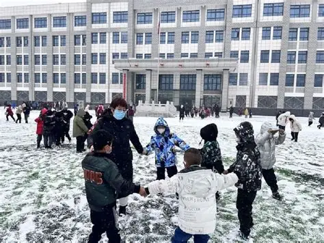 瑞雪映美景 童趣满校园——和政县香子小学开展打雪仗活动