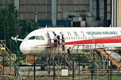 玻璃破裂川航航班细节：起飞42分钟后_凤凰资讯