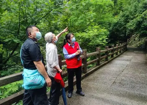 “浙江有礼•红动雁荡” | 景区志愿者爱心接力 助老年游客雁荡山览胜 - 雁荡山旅游 - 旅游信息