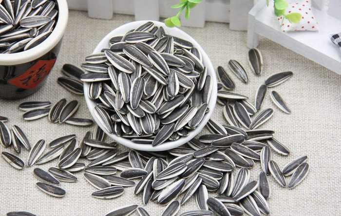 过年有嗑瓜子的习俗，那么应该如何挑选瓜子呢？秘诀在这里|瓜子|过年|原味_新浪新闻