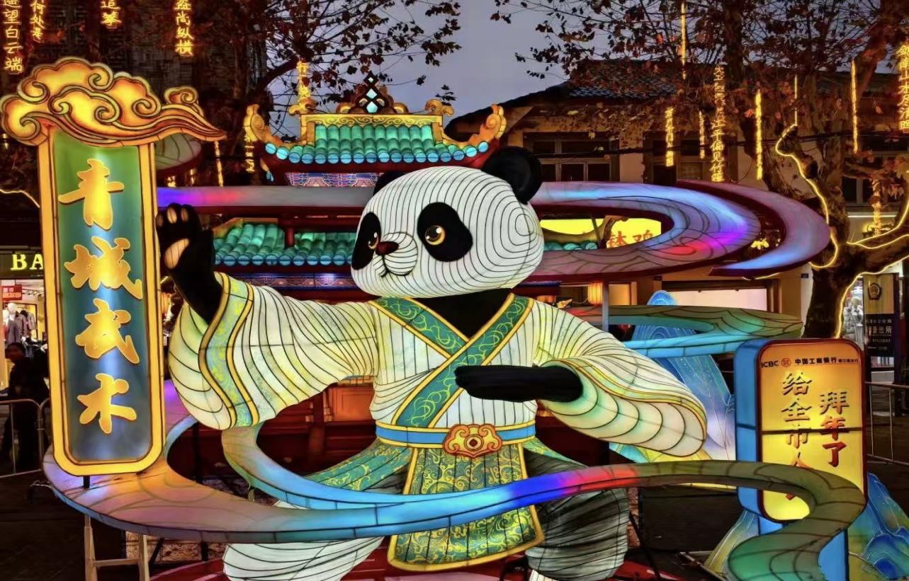 都江堰燈會“青城武術”燈組。