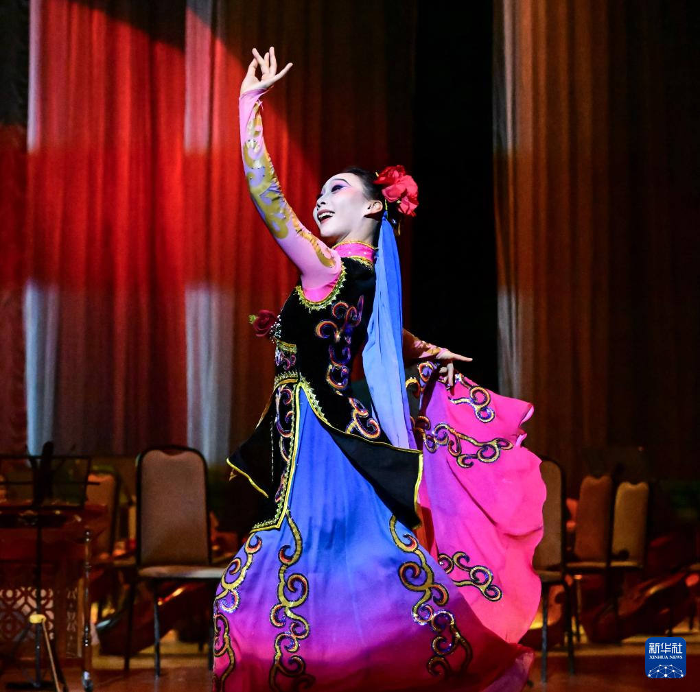 <p>2月23日，在土庫曼斯坦阿什哈巴德，演員在“歡樂春節(jié)·絲路歡歌”演出上表演。</p><p>“歡樂春節(jié)·絲路歡歌”演出活動(dòng)23日晚在土庫曼斯坦阿什哈巴德舉行。來自上海的藝術(shù)團(tuán)演員們用優(yōu)美舞姿、動(dòng)人旋律和精湛技藝，展示中國民族樂器、傳統(tǒng)舞蹈、非遺戲劇等多種藝術(shù)形式。</p><p>新華社發(fā)（中國駐土庫曼斯坦大使館供圖）</p>