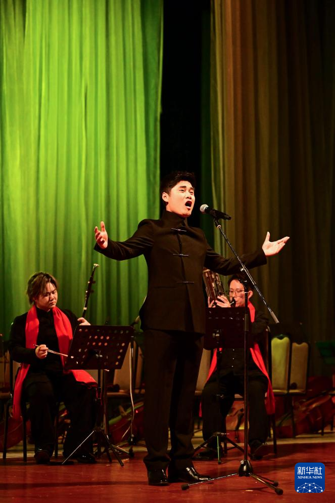 <p>2月23日，在土庫曼斯坦阿什哈巴德，演員在“歡樂春節(jié)·絲路歡歌”演出上表演。</p><p>“歡樂春節(jié)·絲路歡歌”演出活動(dòng)23日晚在土庫曼斯坦阿什哈巴德舉行。來自上海的藝術(shù)團(tuán)演員們用優(yōu)美舞姿、動(dòng)人旋律和精湛技藝，展示中國民族樂器、傳統(tǒng)舞蹈、非遺戲劇等多種藝術(shù)形式。</p><p>新華社發(fā)（中國駐土庫曼斯坦大使館供圖）</p>