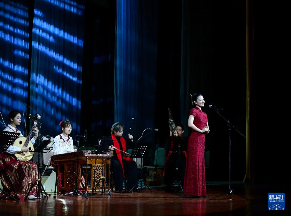 <p>2月23日，在土庫曼斯坦阿什哈巴德，演員在“歡樂春節(jié)·絲路歡歌”演出上表演。</p><p>“歡樂春節(jié)·絲路歡歌”演出活動(dòng)23日晚在土庫曼斯坦阿什哈巴德舉行。來自上海的藝術(shù)團(tuán)演員們用優(yōu)美舞姿、動(dòng)人旋律和精湛技藝，展示中國民族樂器、傳統(tǒng)舞蹈、非遺戲劇等多種藝術(shù)形式。</p><p>新華社發(fā)（中國駐土庫曼斯坦大使館供圖）</p>
