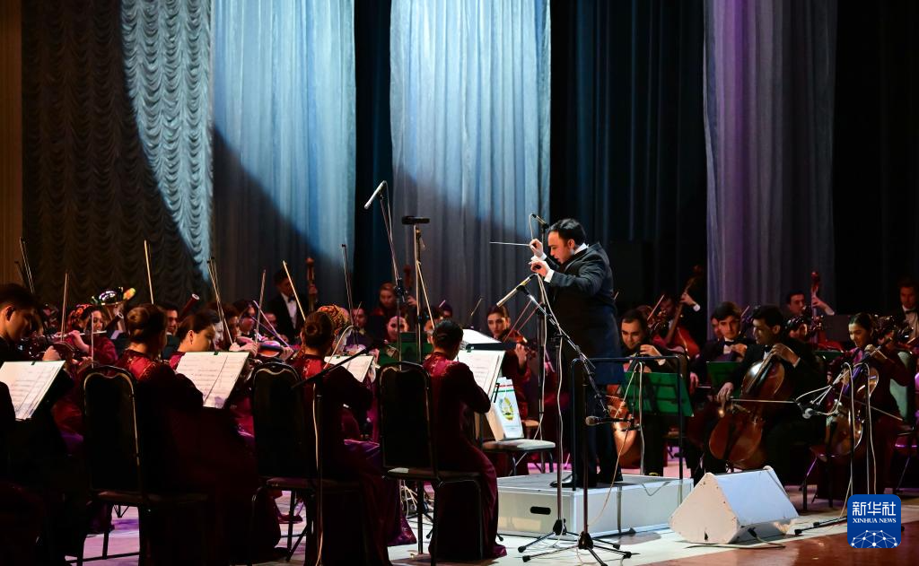 <p>2月23日，在土庫曼斯坦阿什哈巴德，演員在“歡樂春節(jié)·絲路歡歌”演出上表演。</p><p>“歡樂春節(jié)·絲路歡歌”演出活動(dòng)23日晚在土庫曼斯坦阿什哈巴德舉行。來自上海的藝術(shù)團(tuán)演員們用優(yōu)美舞姿、動(dòng)人旋律和精湛技藝，展示中國民族樂器、傳統(tǒng)舞蹈、非遺戲劇等多種藝術(shù)形式。</p><p>新華社發(fā)（中國駐土庫曼斯坦大使館供圖）</p>