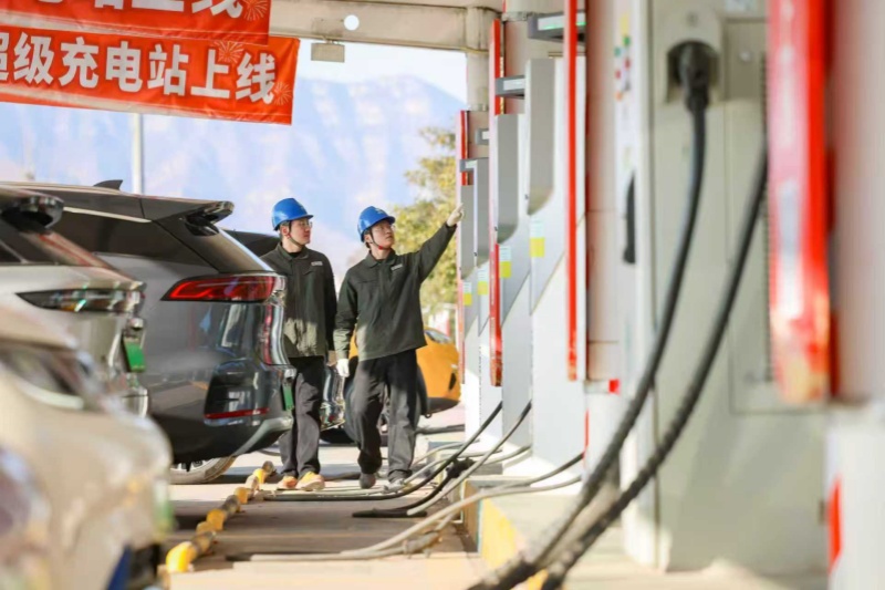 供电企业员工在二广高速济源服务区充电站巡检充电设施。受访者供图
