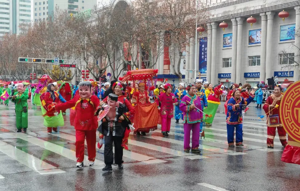 簡(jiǎn)篇-社火巡游年味足 交警堅(jiān)守護(hù)平安 ——寶雞交警全力護(hù)航“龍騰獅躍鬧新春·鼓韻渭濱展宏圖”社火游演活動(dòng)