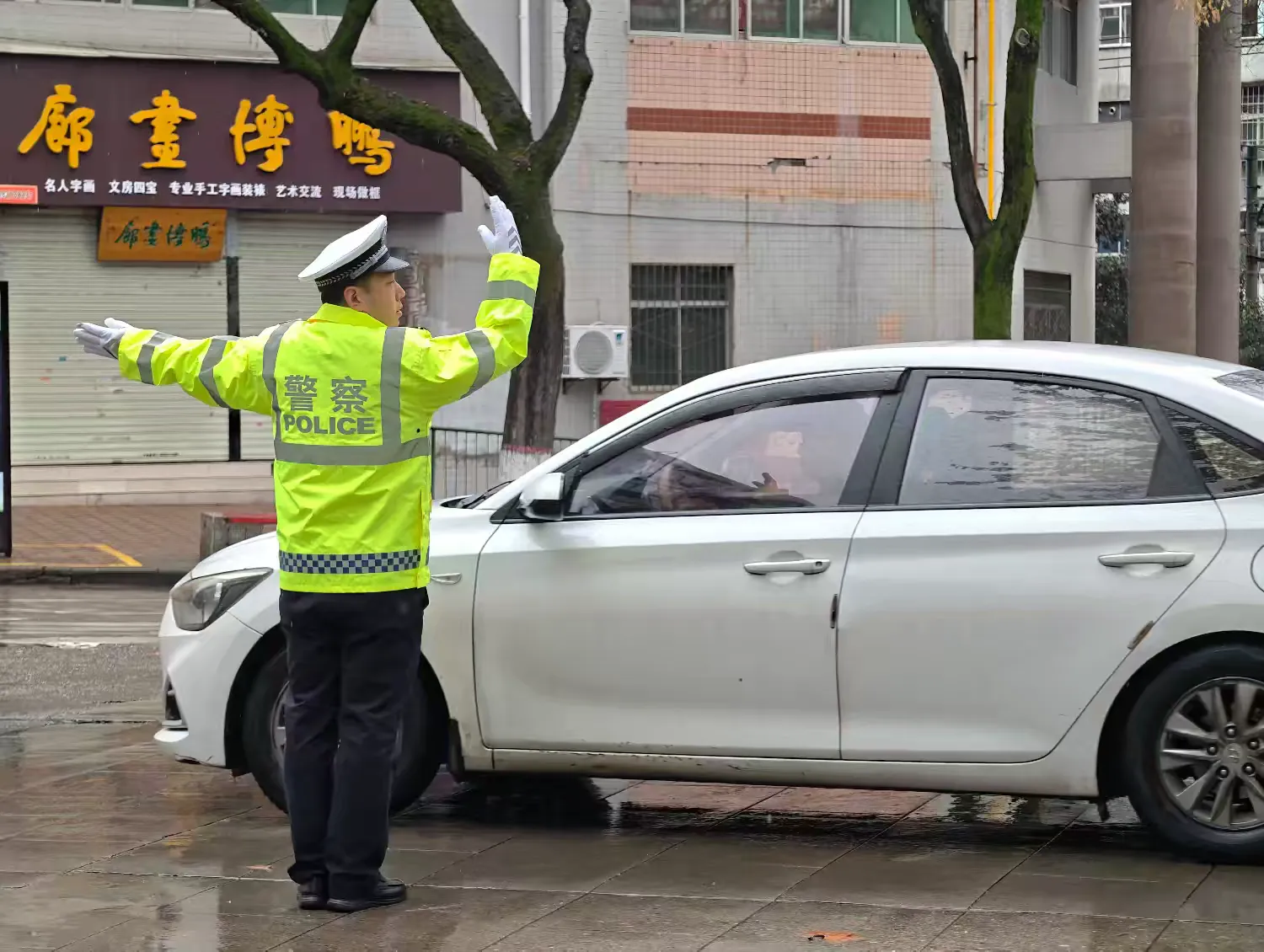 簡(jiǎn)篇-社火巡游年味足 交警堅(jiān)守護(hù)平安 ——寶雞交警全力護(hù)航“龍騰獅躍鬧新春·鼓韻渭濱展宏圖”社火游演活動(dòng)