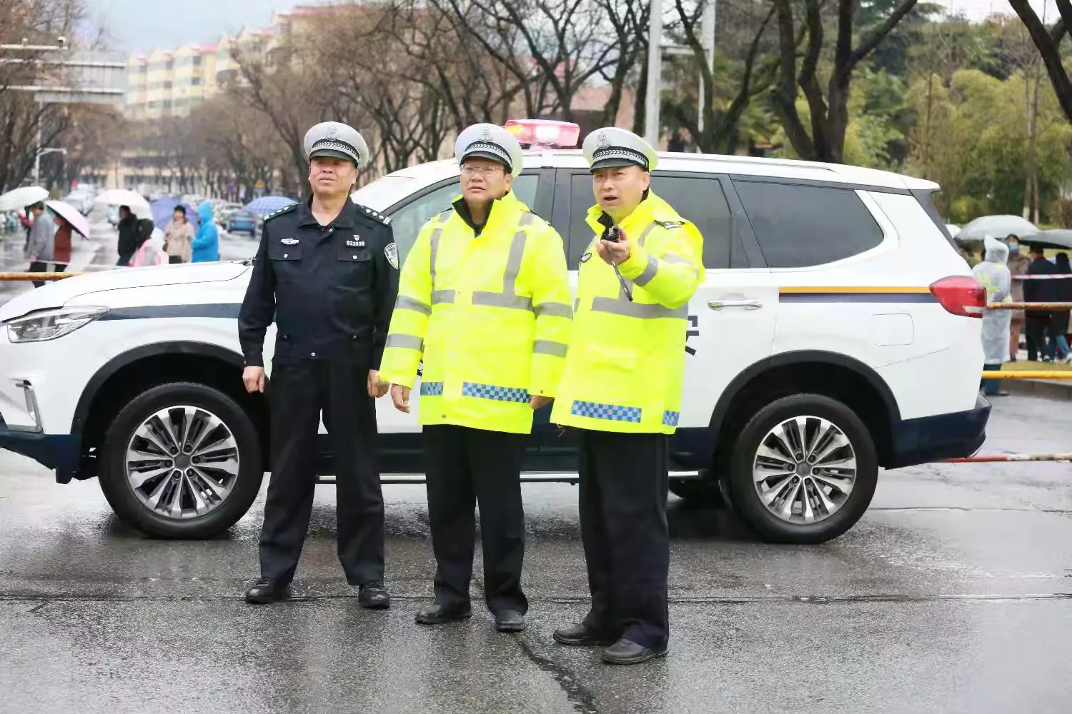 簡(jiǎn)篇-社火巡游年味足 交警堅(jiān)守護(hù)平安 ——寶雞交警全力護(hù)航“龍騰獅躍鬧新春·鼓韻渭濱展宏圖”社火游演活動(dòng)