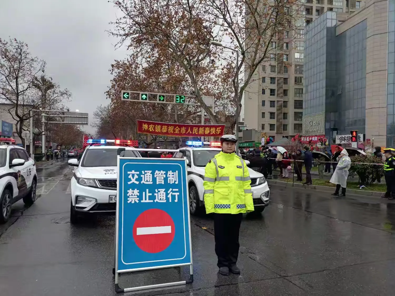 簡(jiǎn)篇-社火巡游年味足 交警堅(jiān)守護(hù)平安 ——寶雞交警全力護(hù)航“龍騰獅躍鬧新春·鼓韻渭濱展宏圖”社火游演活動(dòng)